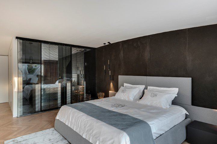 בית פרטי בהרצליה פיתוח - עיצוב תאורת חדר השינה נעשה על ידי קמחי דורי